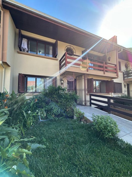 Casa geminada com 3 andares distribuídos da seguinte forma: - térreo: sala com lareira, sala de jant