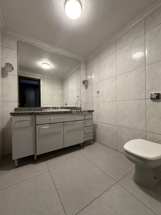 Casa geminada com 3 andares distribuídos da seguinte forma: - térreo: sala com lareira, sala de jant