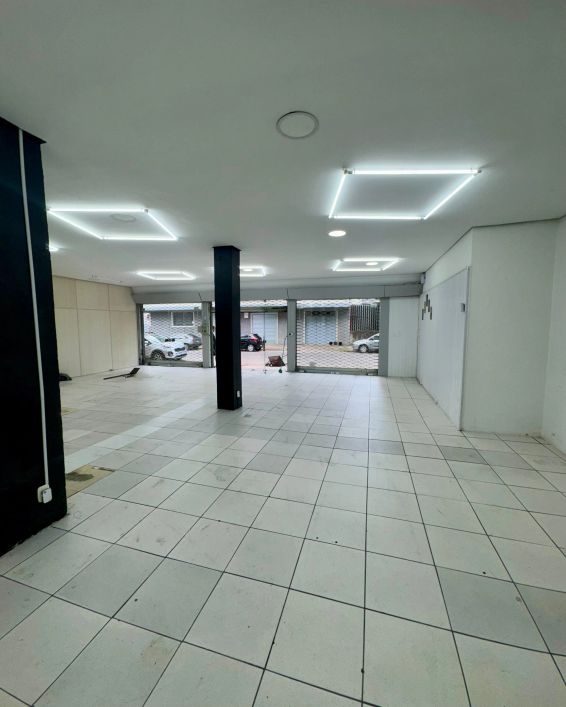 BENTOALVES aluga loja ampla com vitrine e cortinas de ferro manuais, bairro Pio X, Caxias do Sul-RS