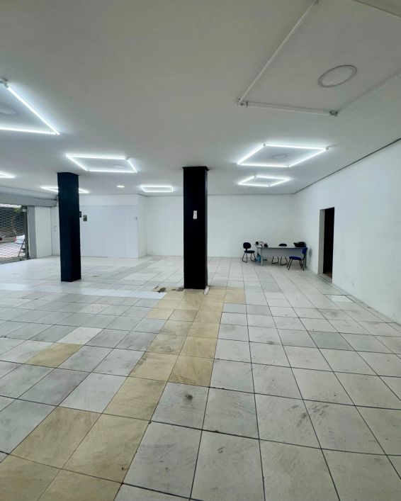 BENTOALVES aluga loja ampla com vitrine e cortinas de ferro manuais, bairro Pio X, Caxias do Sul-RS