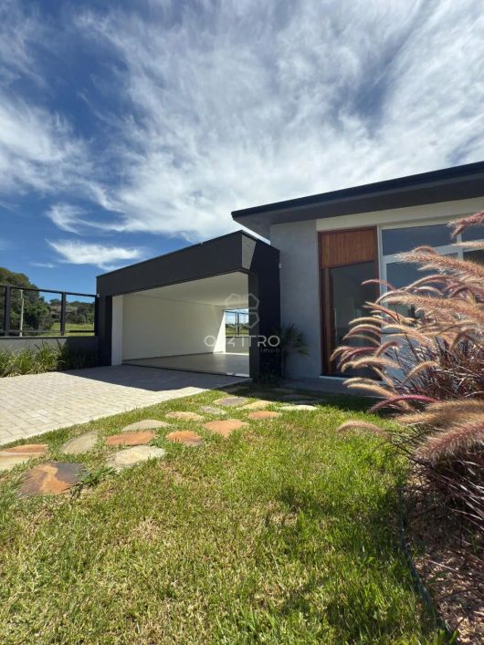 Casa térrea com amplo pátio e área social
