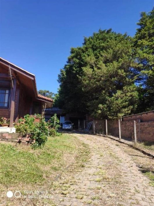 Excelente casa de madeira com 03 dormitórios (sendo 01 suíte), sala para 02 ambientes com lareira, c