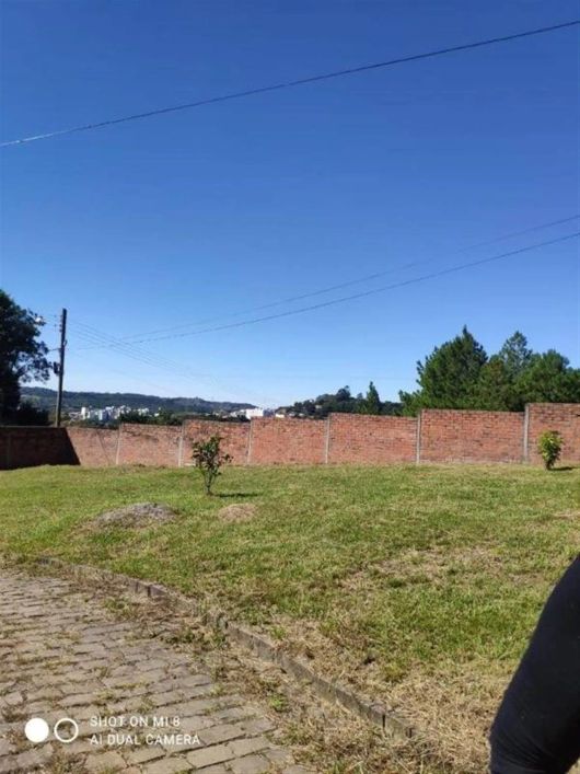 Excelente casa de madeira com 03 dormitórios (sendo 01 suíte), sala para 02 ambientes com lareira, c