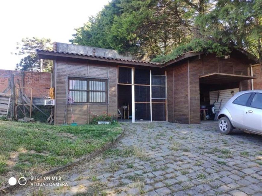 Excelente casa de madeira com 03 dormitórios (sendo 01 suíte), sala para 02 ambientes com lareira, c