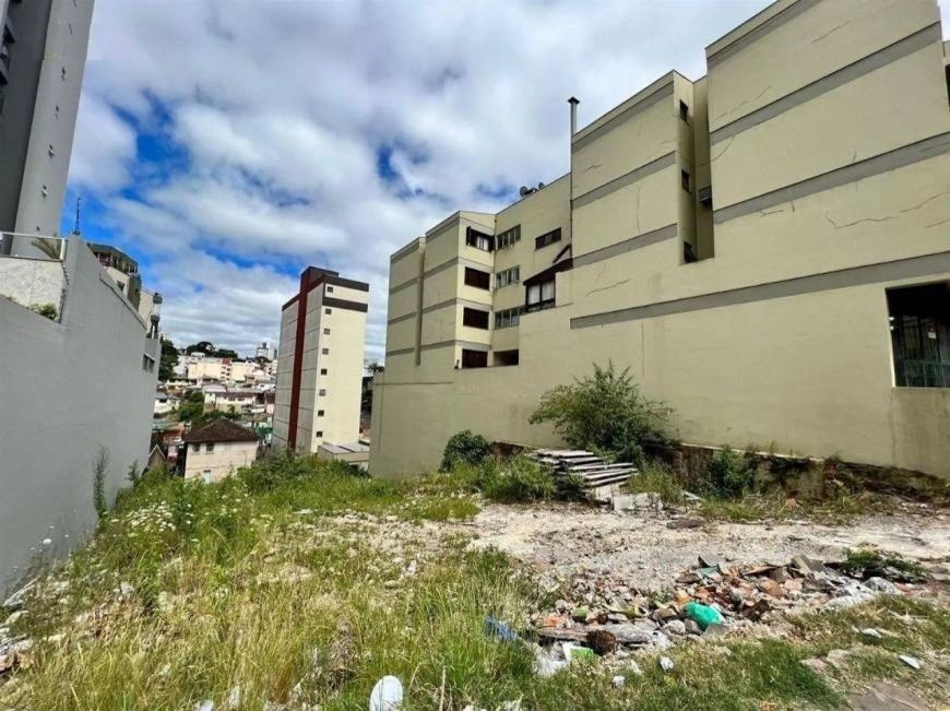 Terreno em localização nobre próximo do Fórum, no Bairro Panazzolo. Excelente para construção de pré
