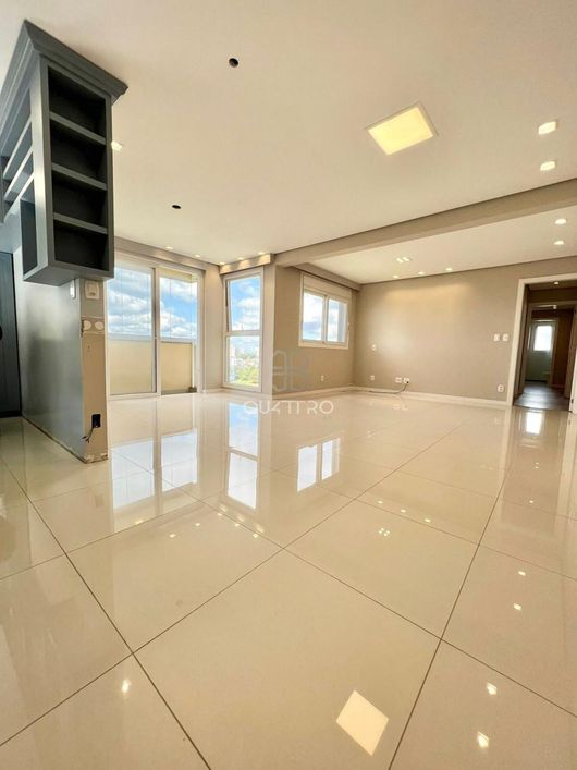 Apartamento semimobiliado no último andar