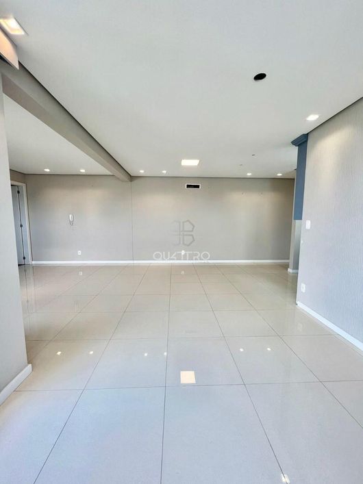 Apartamento semimobiliado no último andar