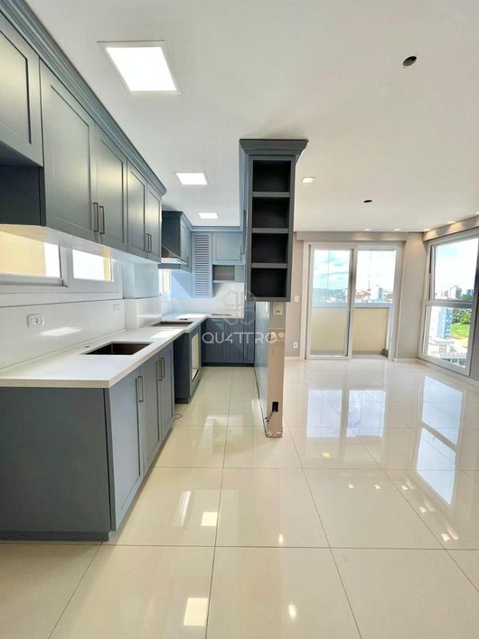 Apartamento semimobiliado no último andar
