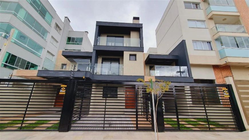 Excelente sobrado Triplex em ótima localização no Bairro Vinhedos! Conta com 03 dormitórios (sendo 0