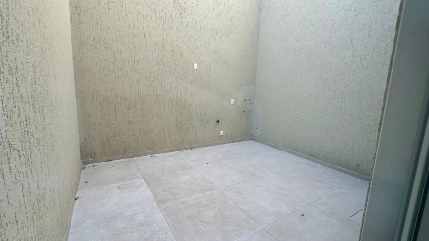 Excelente sobrado Triplex em ótima localização no Bairro Vinhedos! Conta com 03 dormitórios (sendo 0