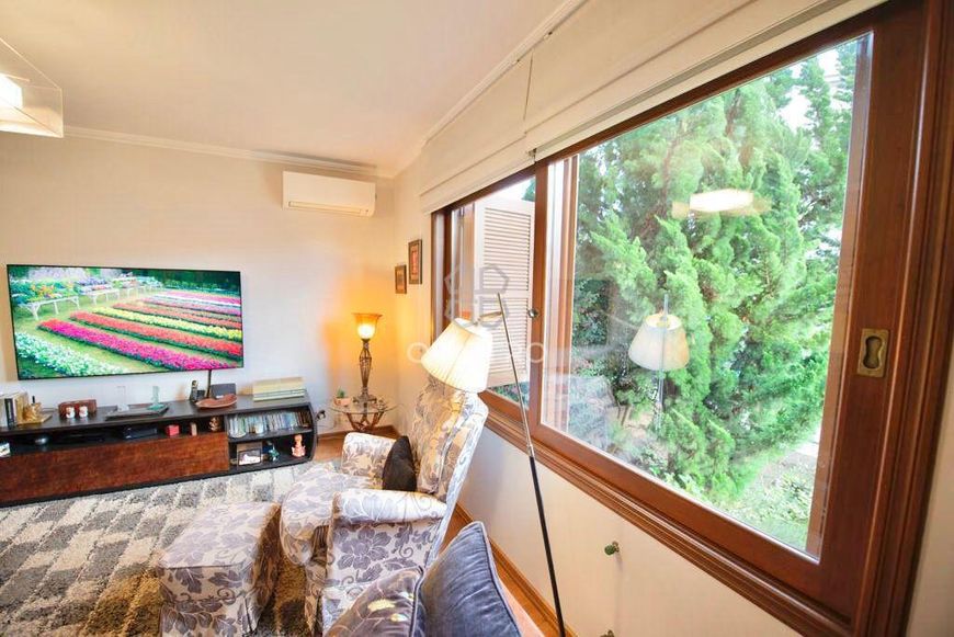 Casa com 3 pavimentos e amplo pátio