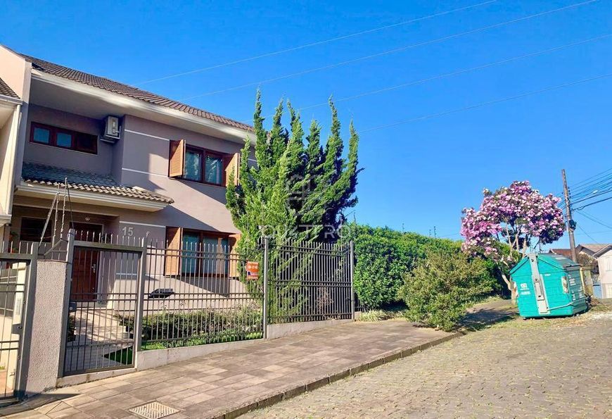 Casa com 3 pavimentos e amplo pátio