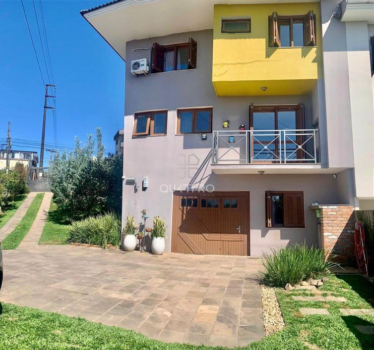 Casa com 3 pavimentos e amplo pátio