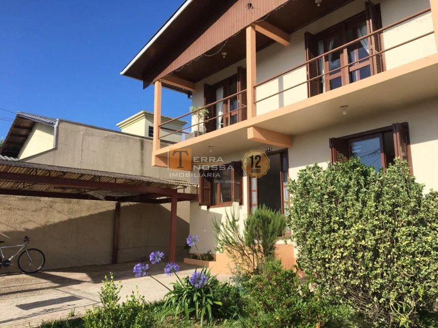 Casa com dois pisos á venda, Bairro Charqueadas em Caxias do Sul - RS