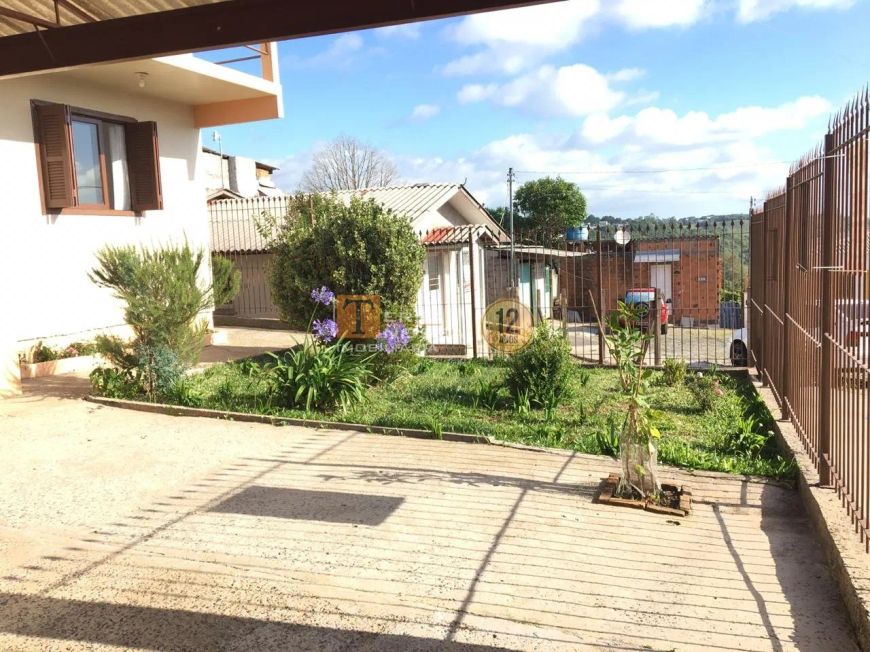 Casa com dois pisos á venda, Bairro Charqueadas em Caxias do Sul - RS