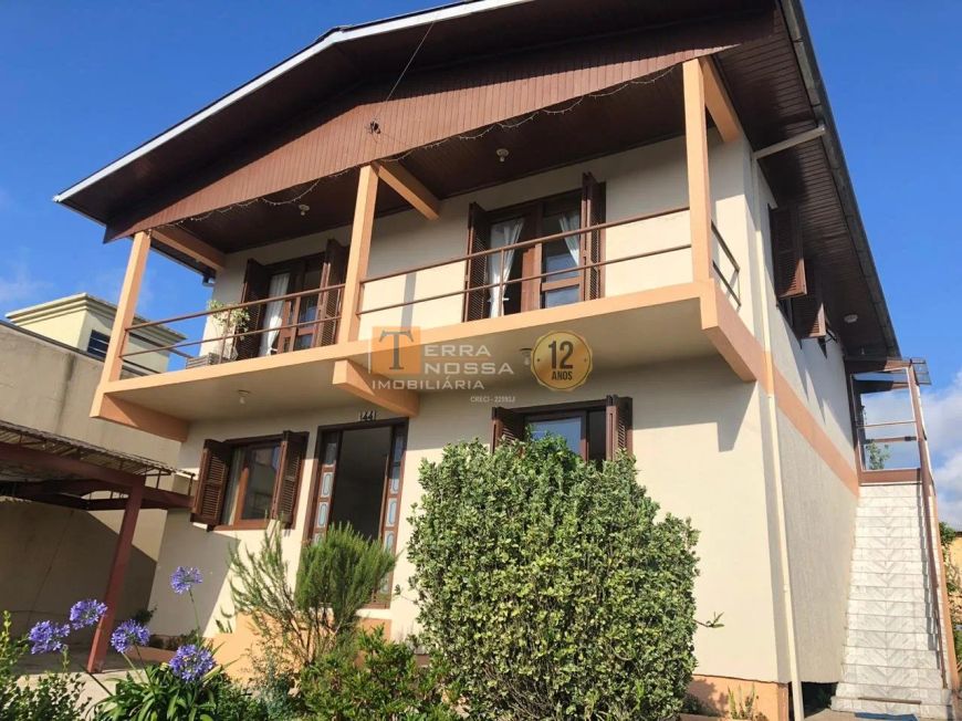 Casa com dois pisos á venda, Bairro Charqueadas em Caxias do Sul - RS