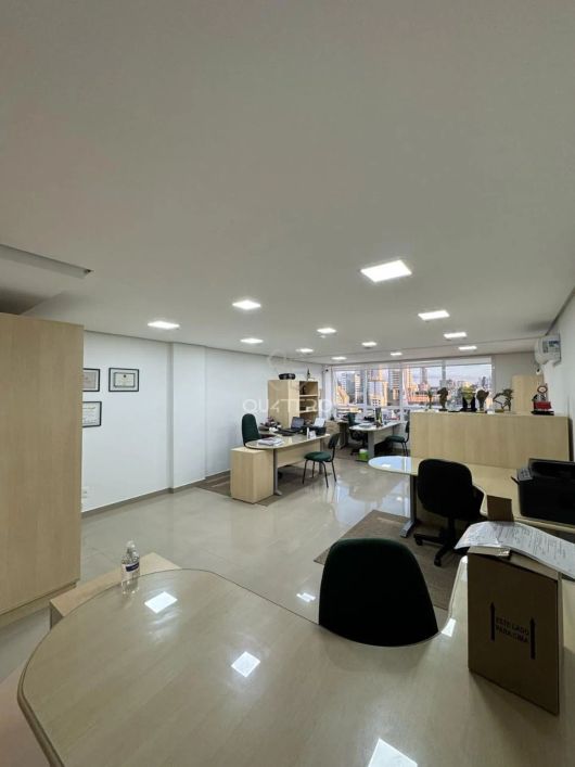 Sala comercial aérea em ótima localização, próximo ao parque, no Exposição!