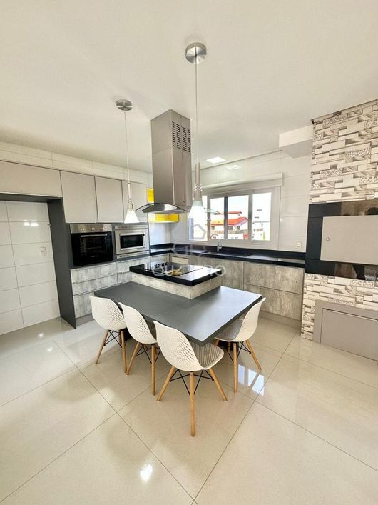 Casa estilo sobrado com piscina