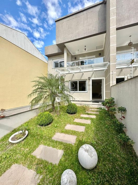 Casa estilo sobrado com piscina
