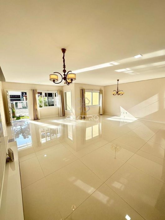 Casa estilo sobrado com piscina