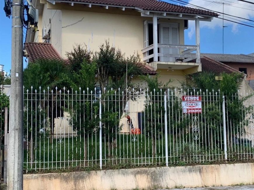 Ótima casa no Bairro Fátima!! Conta com 03 dormitórios (sendo 01 com sacada), sala para 02 ambientes
