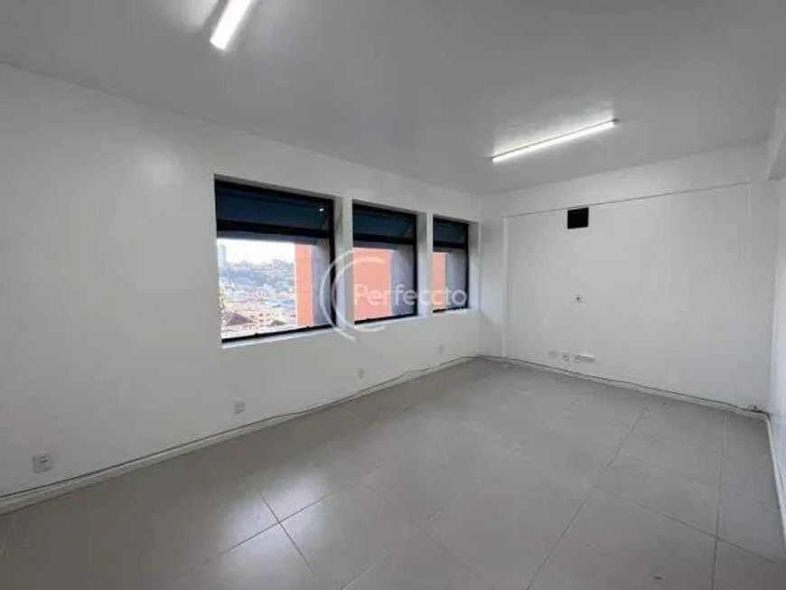 Sala comercial central, sala toda reformada, piso porcelanato, 2 banheiros, frente norte, elevador,