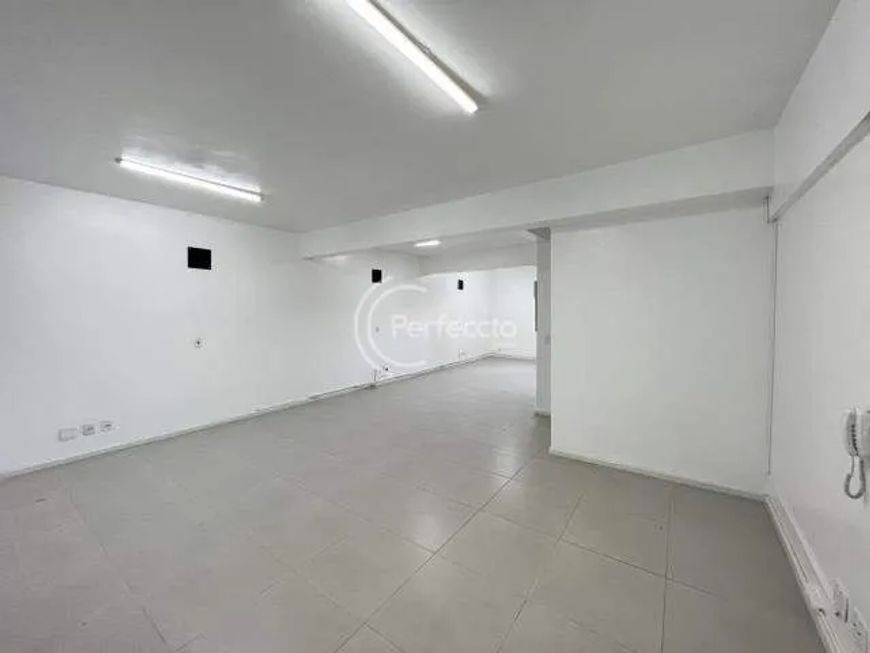 Sala comercial central, sala toda reformada, piso porcelanato, 2 banheiros, frente norte, elevador,