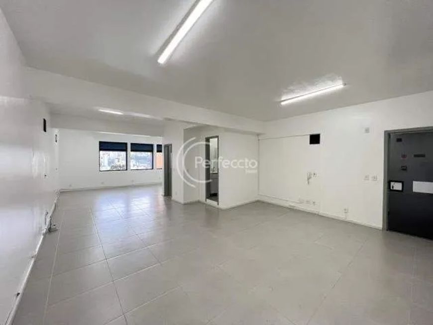 Sala comercial central, sala toda reformada, piso porcelanato, 2 banheiros, frente norte, elevador,