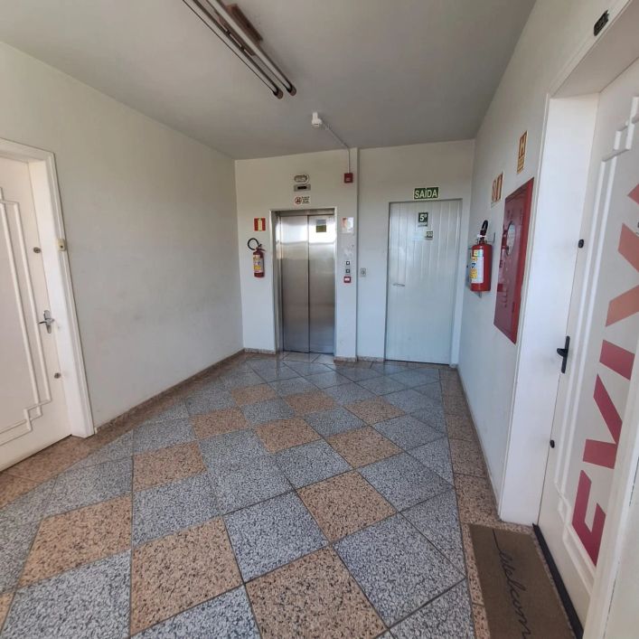 Venda de sala comercial aérea em Caxias do Sul, bairro Rio Branco