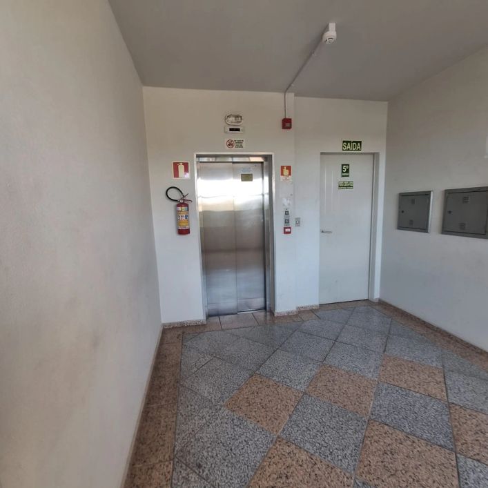 Venda de sala comercial aérea em Caxias do Sul, bairro Rio Branco