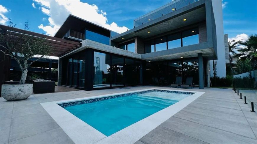 Espetacular Residência no melhor condomínio Clube de Caxias do Sul, com vista espetacular e permanen