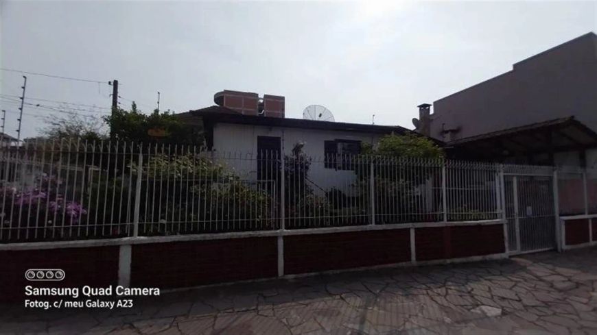 Linda casa de esquina no Bairro Madureira! Com 03 dormitórios, sala para 02 ambientes, cozinha, área