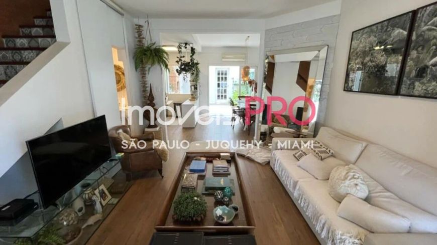 Linda casinha de vila reformada no melhor do Campo Belo