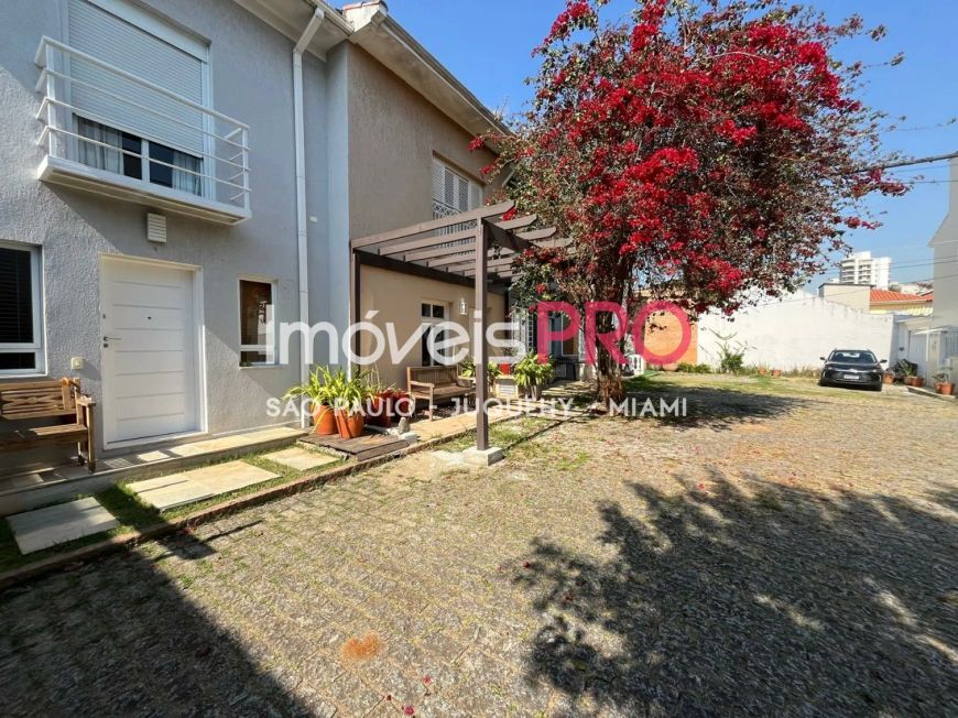 Linda casinha de vila reformada no melhor do Campo Belo
