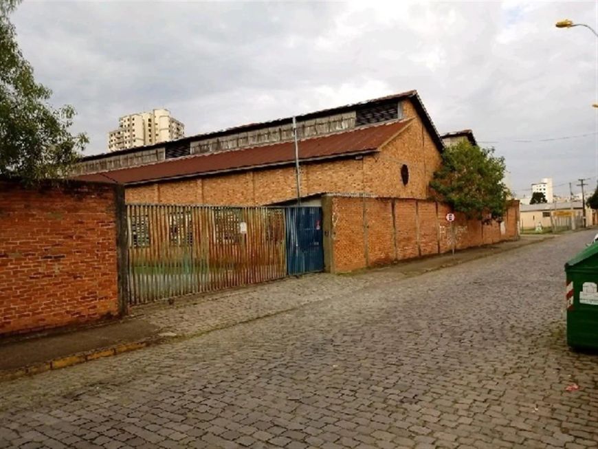 Ampla área central com 02 edificações com escritório e mezaninos, gradil, murada e pátio. Área total