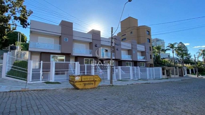 Sobrado triplex com entrada individual de 179,76m², com 3 dormitórios, sendo 1 suíte com sacada, coz