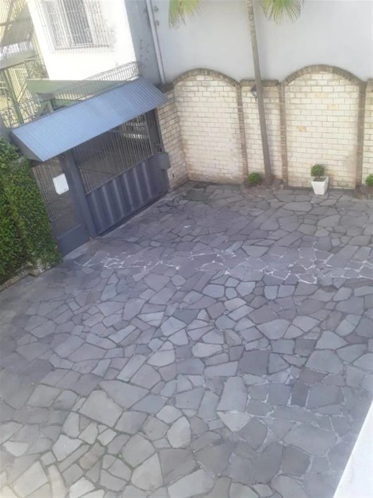 Residência em excelente localização no São Pelegrino, com 03 moradias, totalizando 06 dormitórios, 0