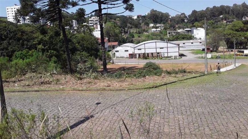 Excelente terreno de esquina, plano, com posição solar oeste/norte. Área total: 597,13m. Consulte-no