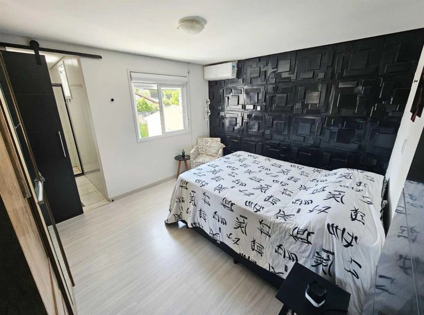 Excelente sobrado triplex mobiliado no Bairro Colina Sorriso! Conta com 02 dormitórios (sendo 01 suí