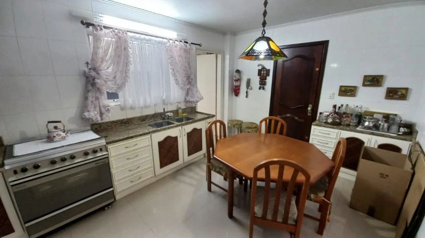 Excelente apartamento no Centro!! Com 03 dormitórios, sala para 02 ambientes com ampla sacada, cozin