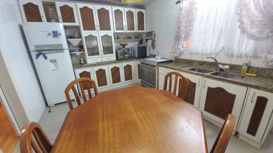 Excelente apartamento no Centro!! Com 03 dormitórios, sala para 02 ambientes com ampla sacada, cozin