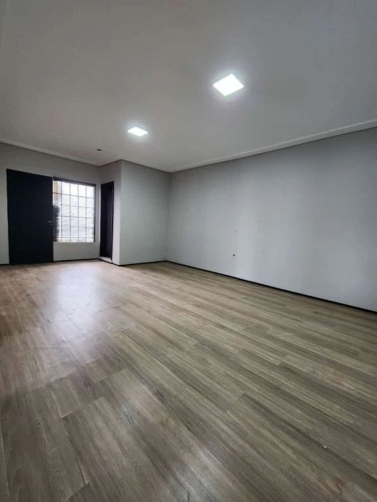 Excelente Sala Aérea no Bairro São Pelegrino!! Conta com 02 salas e banheiro social Área privativa: