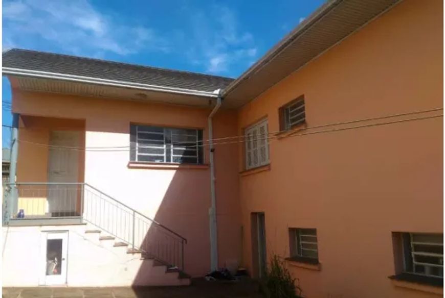 Ótima residência no Bairro Rio Branco!! Conta com 04 dormitórios (sendo 01 suíte), 02 salas, cozinha