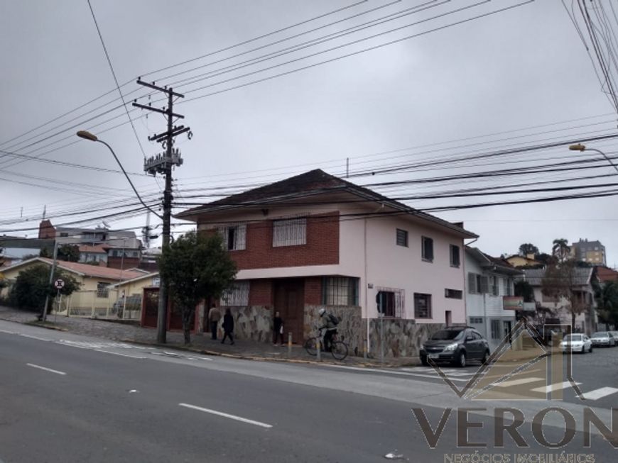 Venda de casa de esquina em Caxias do Sul, bairro Pio X