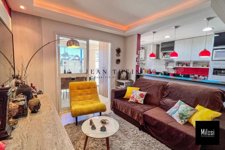 Apartamento Semimobiliado c/ Terraço