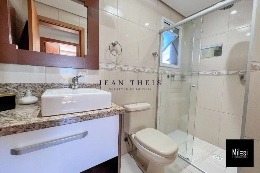 Apartamento Semimobiliado c/ Terraço