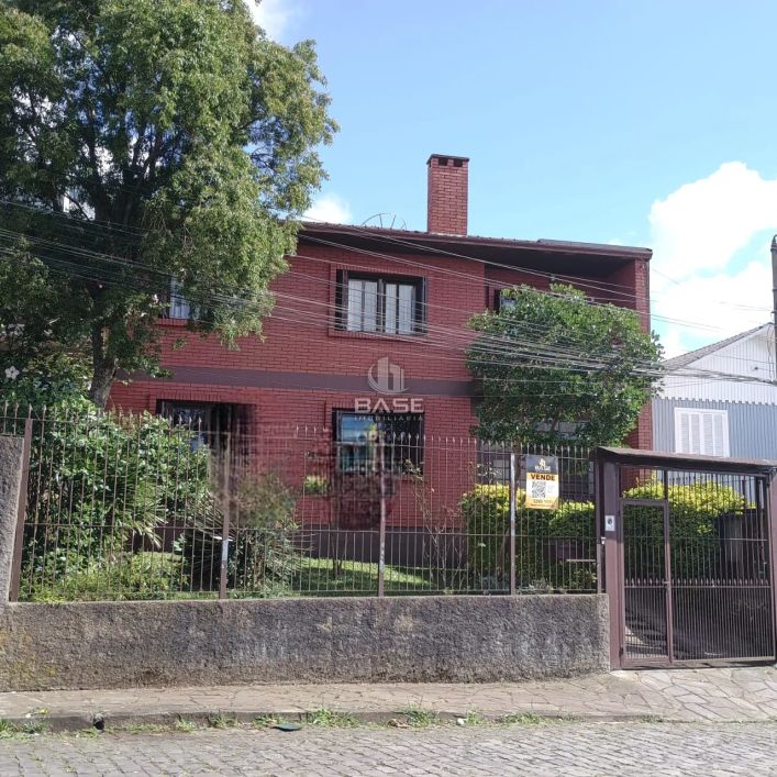 Terreno com duas casas individuais. A parte superior com 130m², 3 dormitórios, sala jantar, sala de
