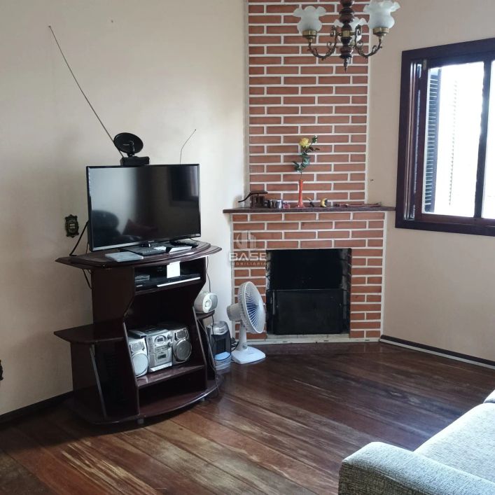 Terreno com duas casas individuais. A parte superior com 130m², 3 dormitórios, sala jantar, sala de