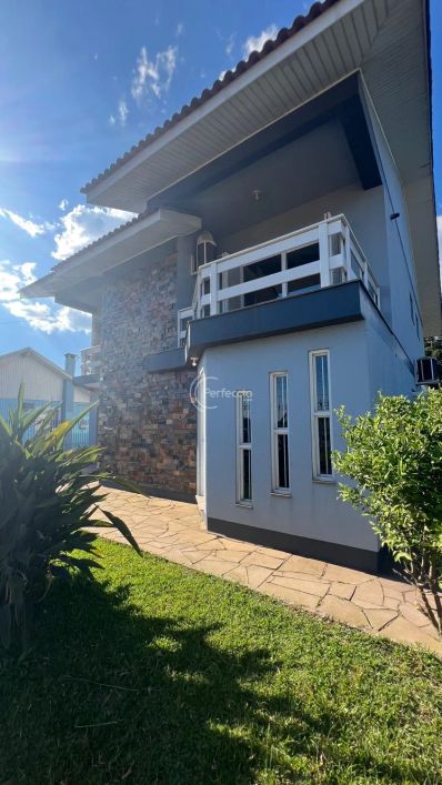 Casa com amplo pátio! São 252m² privativos &amp;amp;#10004;3 dormitórios sendo um suíte &amp;amp;#10004;Banh