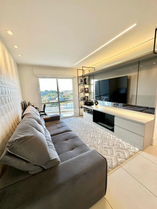 Apartamento semi mobiliado, muito ensolarado e em andar alto